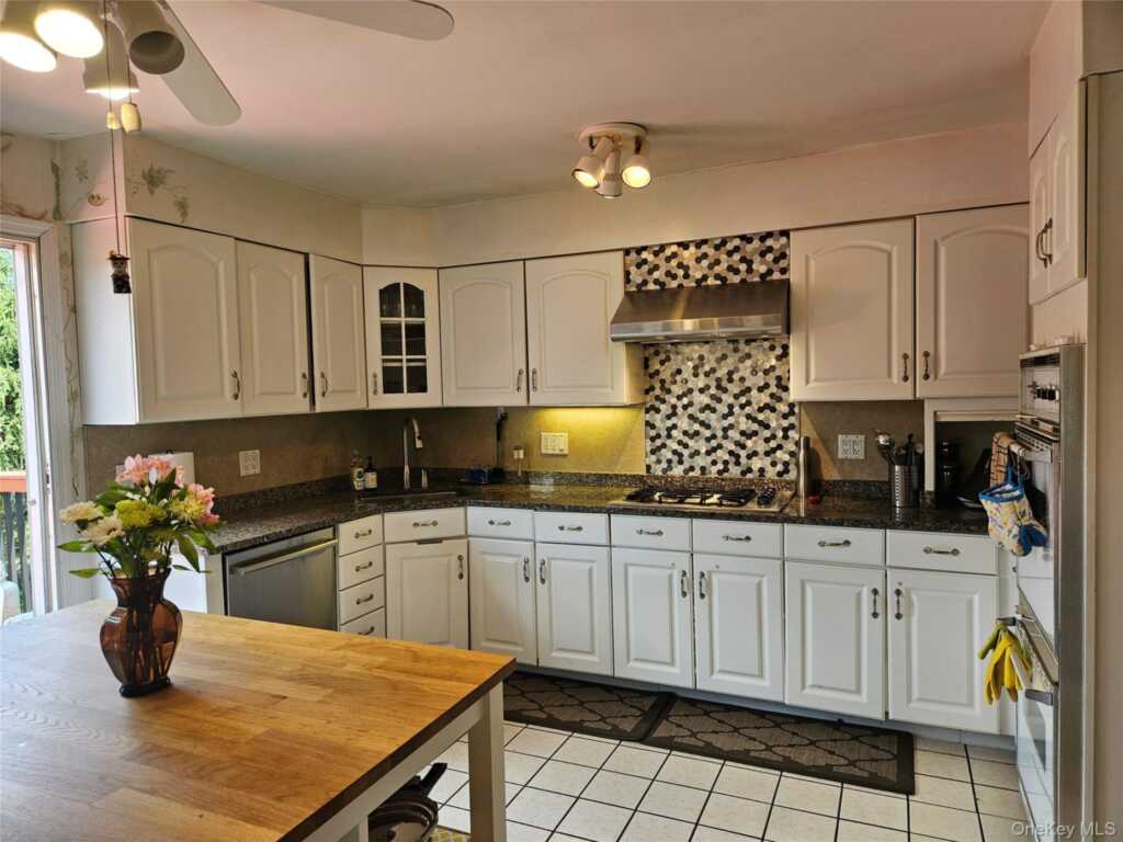 8 Spur Drive, Nanuet, NY 10954 - Photo 6 of 30
