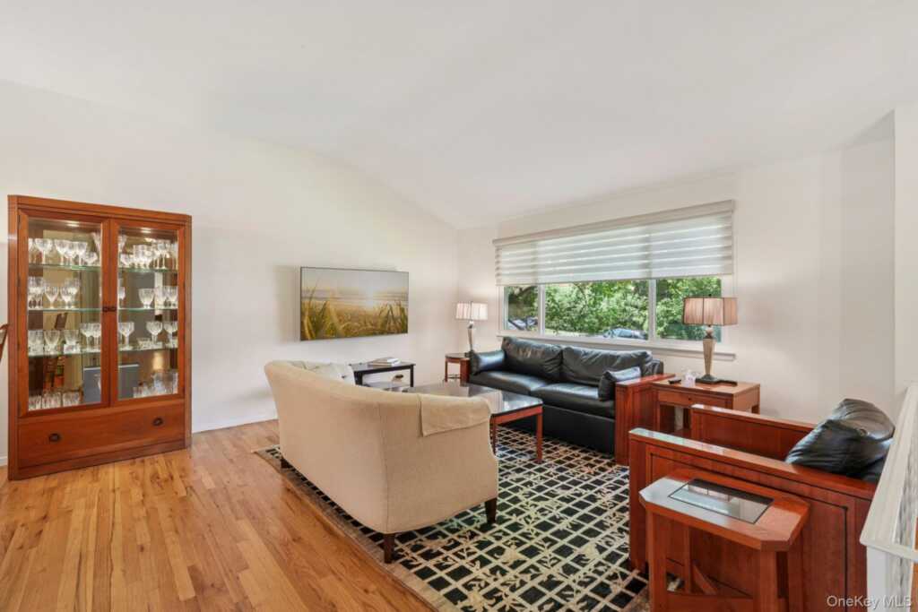3 Old Farm Circle, White Plains, NY 10605 - Photo 2 of 47