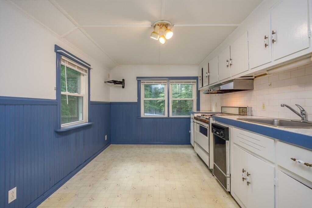 24 Moore Avenue, Pearl River, NY 10965 - Photo 11 of 31