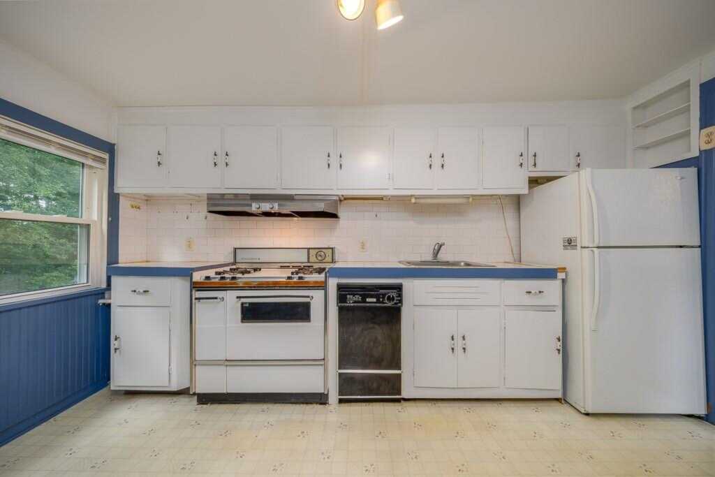 24 Moore Avenue, Pearl River, NY 10965 - Photo 12 of 31