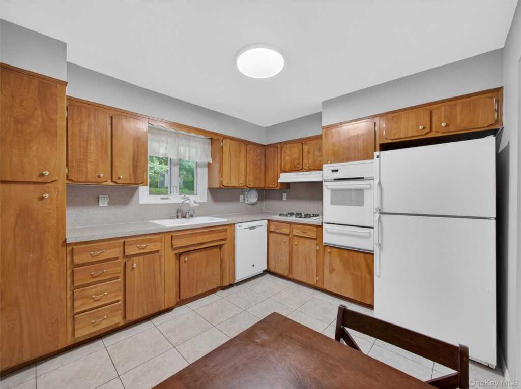 5 Tennyson Drive, Nanuet, NY 10954 - Photo 10 of 34