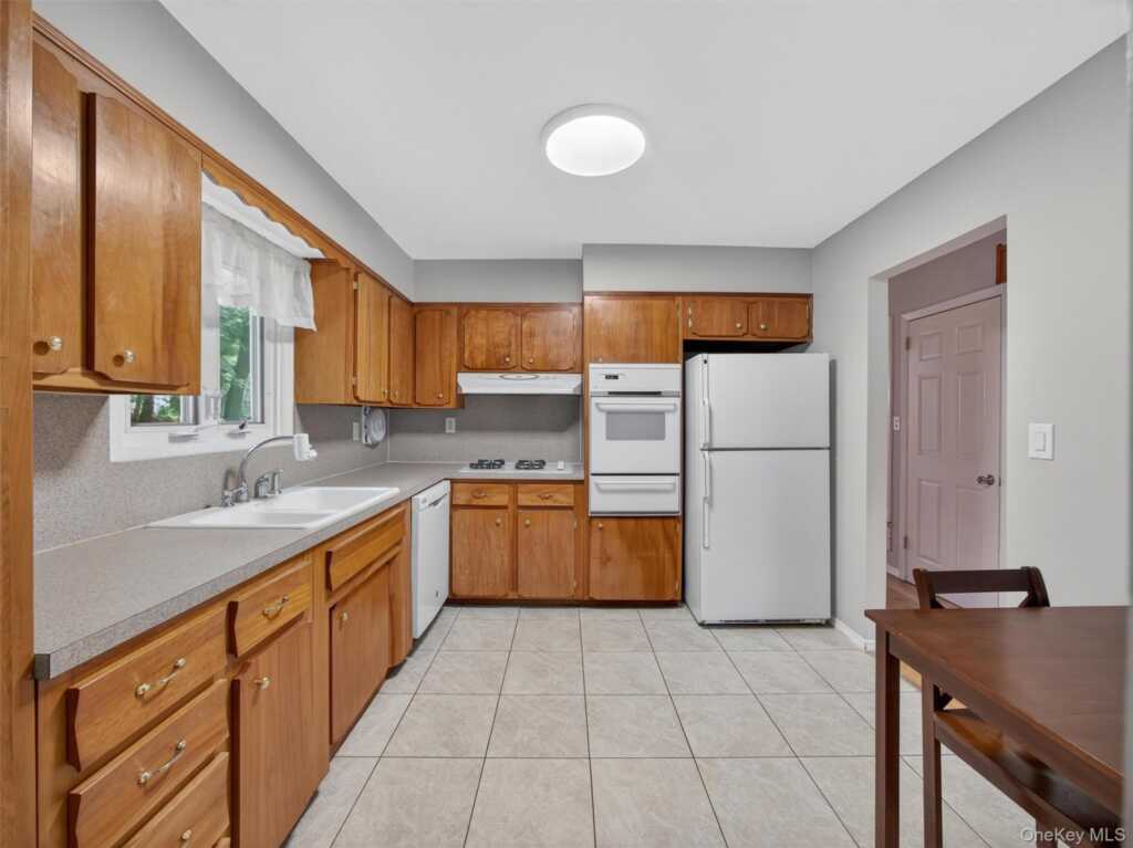 5 Tennyson Drive, Nanuet, NY 10954 - Photo 12 of 34