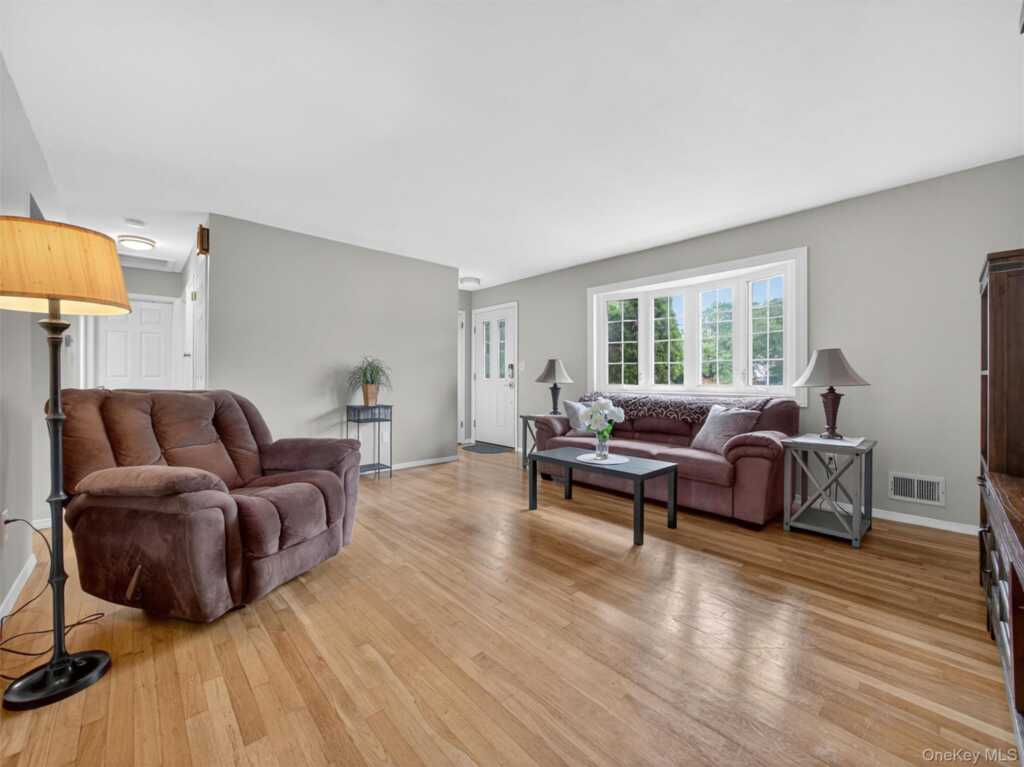 5 Tennyson Drive, Nanuet, NY 10954 - Photo 2 of 34
