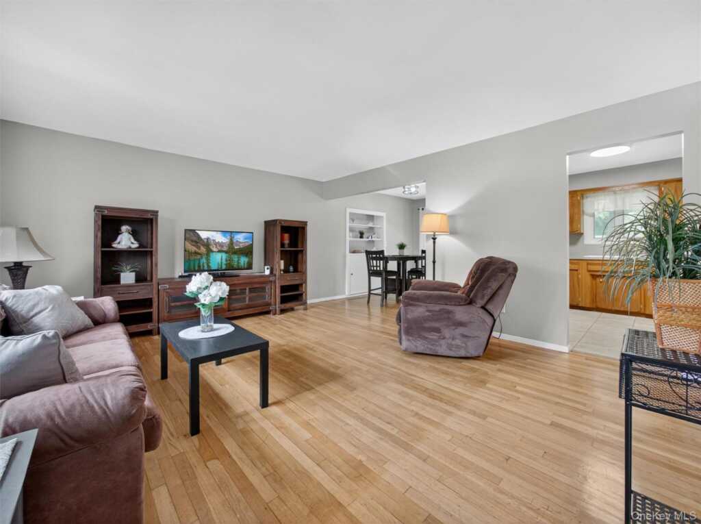5 Tennyson Drive, Nanuet, NY 10954 - Photo 4 of 34