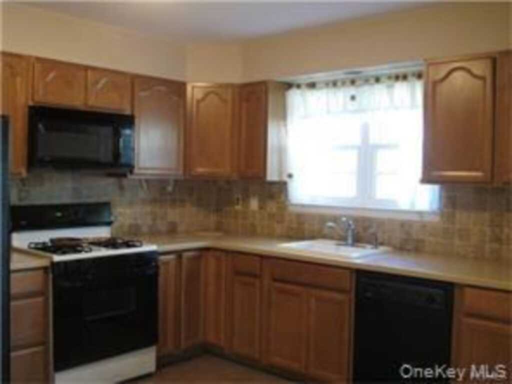 444 Genesee Court, Suffern, NY 10901 - Photo 3 of 17