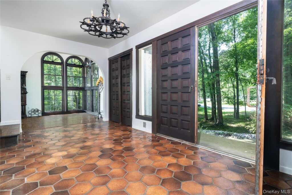23 Rolling Way, New City, NY 10956 - Photo 4 of 47