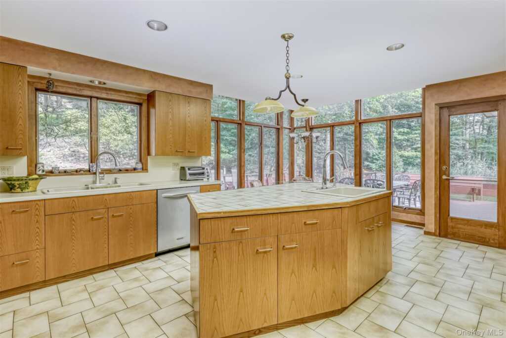 352 Phillips Hill Road, New City, NY 10956 - Photo 18 of 43