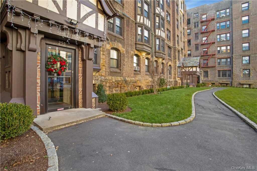 250 Martine Avenue, Unit #2F, White Plains, NY 10601 - Photo 2 of 19