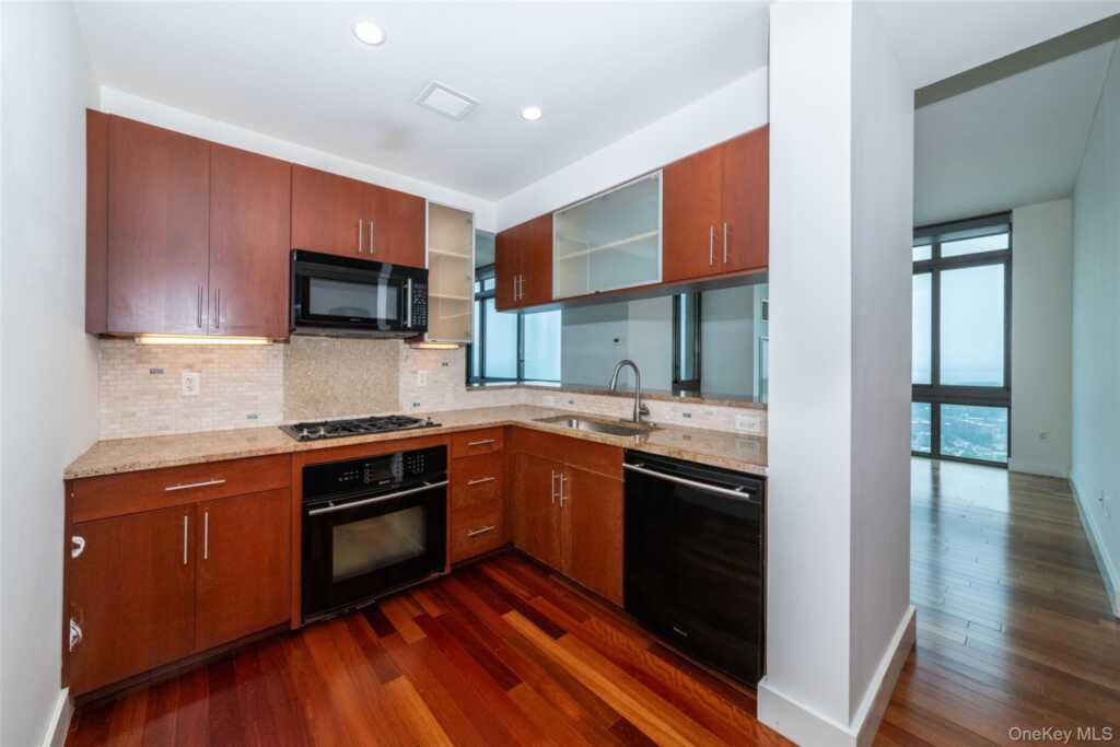 175 Huguenot Street, Unit #PH 701, New Rochelle, NY 10801 - Photo 8 of 27