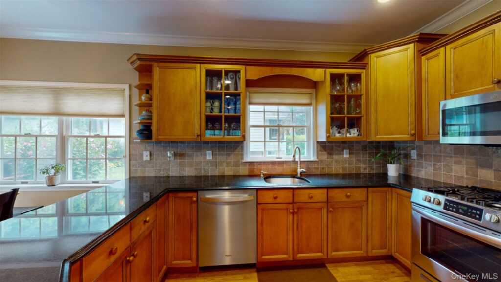 20 Palisades Avenue, Nanuet, NY 10954 - Photo 5 of 37