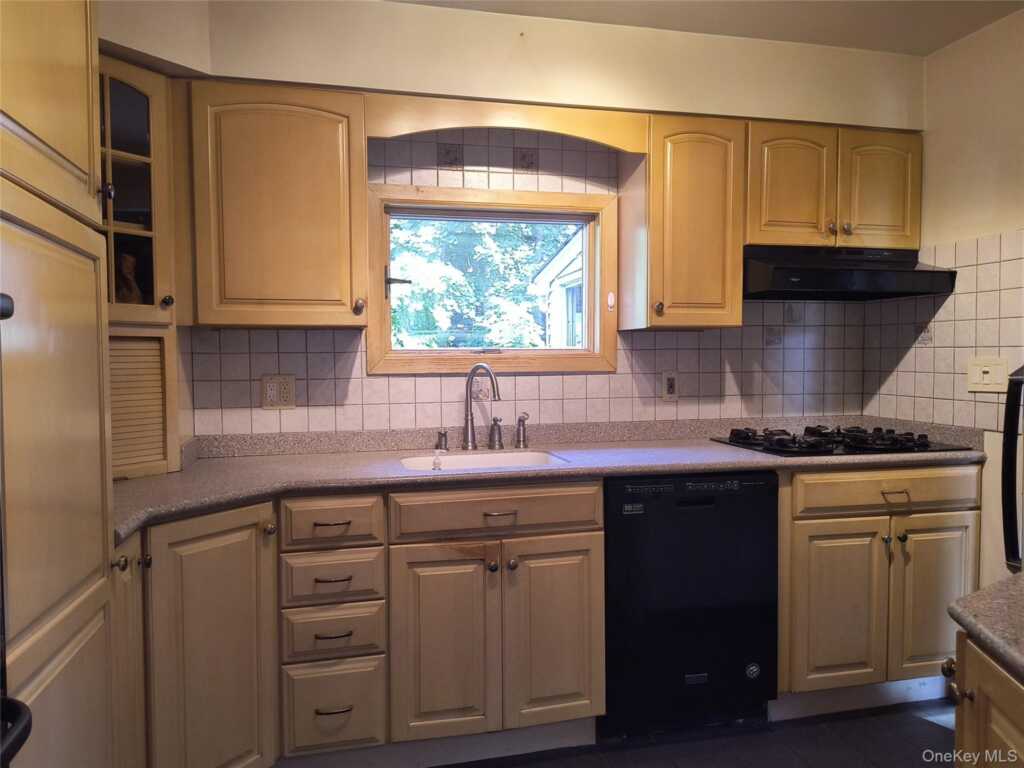 8 Beech Street, Nanuet, NY 10954 - Photo 12 of 45