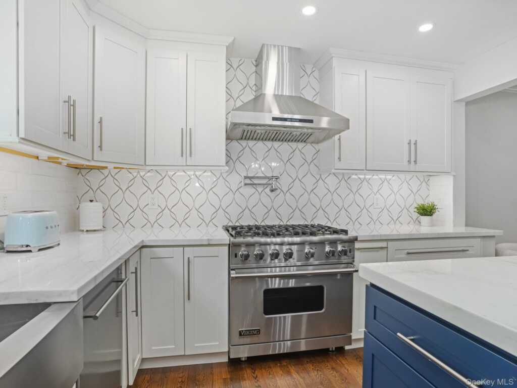 43 Amherst Drive, New Rochelle, NY 10804 - Photo 10 of 50