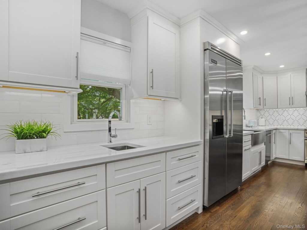 43 Amherst Drive, New Rochelle, NY 10804 - Photo 8 of 50