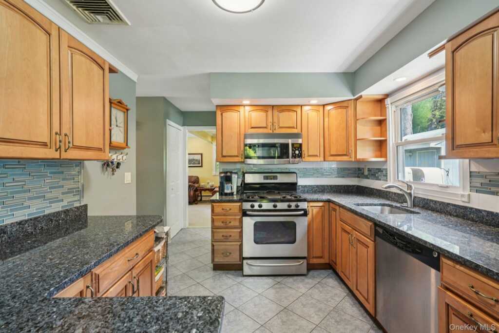 152 Lake Road, Valley Cottage, NY 10989 - Photo 14 of 30