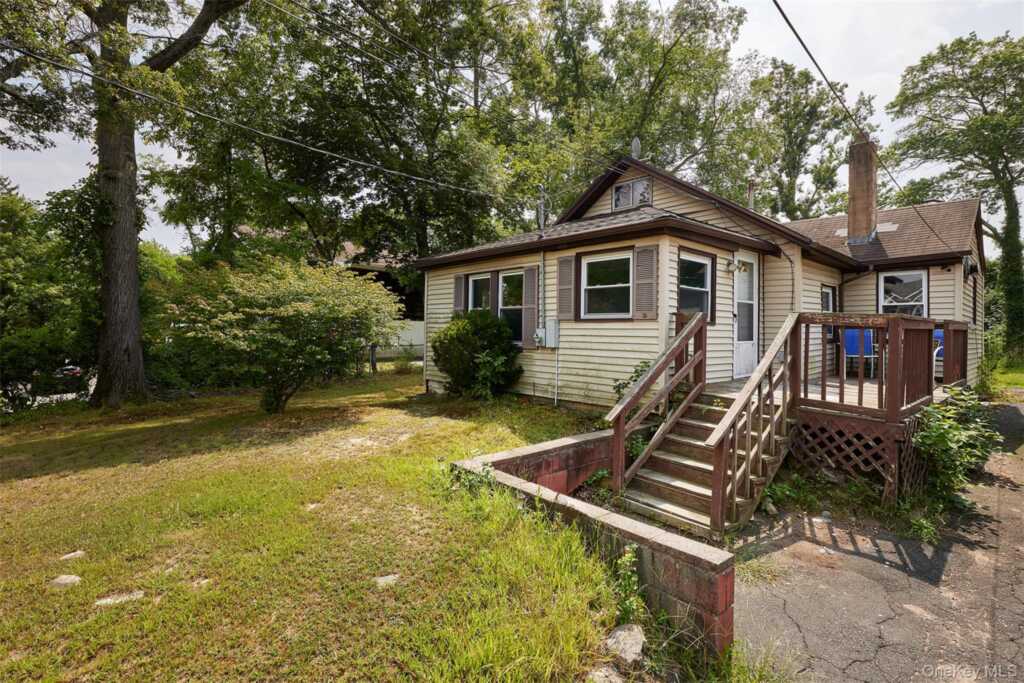 10 Birchwood Avenue, Nanuet, NY 10954 - Photo 2 of 6