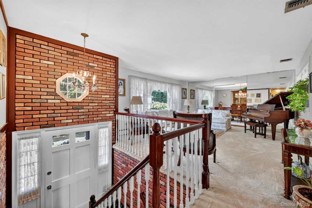 6 Danlyn Court, New City, NY 10956 - Photo 3 of 50