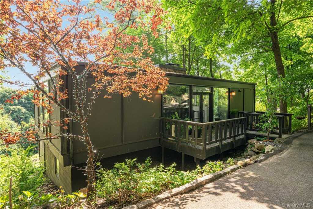 185 Tweed Boulevard, Nyack, NY 10960 - Photo 3 of 33