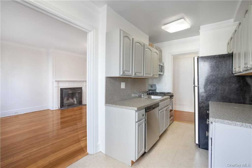 250 Martine Avenue, Unit #6E, White Plains, NY 10601 - Photo 6 of 20