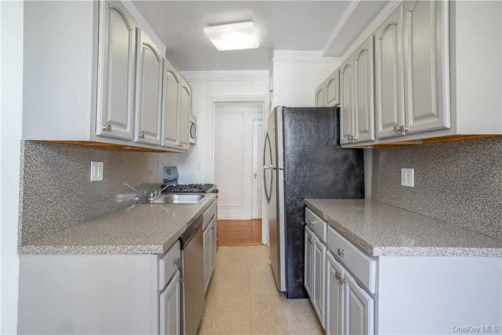 250 Martine Avenue, Unit #6E, White Plains, NY 10601 - Photo 7 of 20