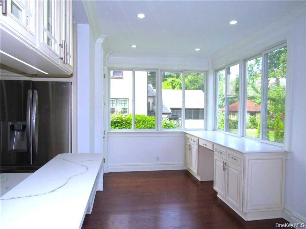 49 Greenridge Avenue, White Plains, NY 10605 - Photo 10 of 29