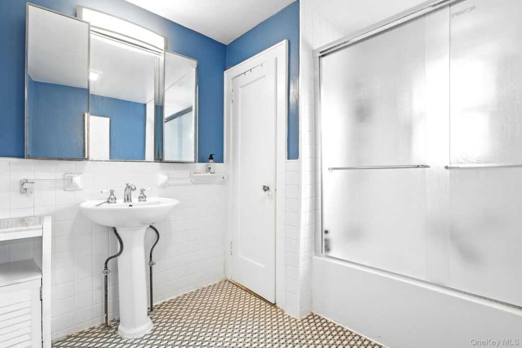50 Cloverdale Avenue, White Plains, NY 10603 - Photo 15 of 30