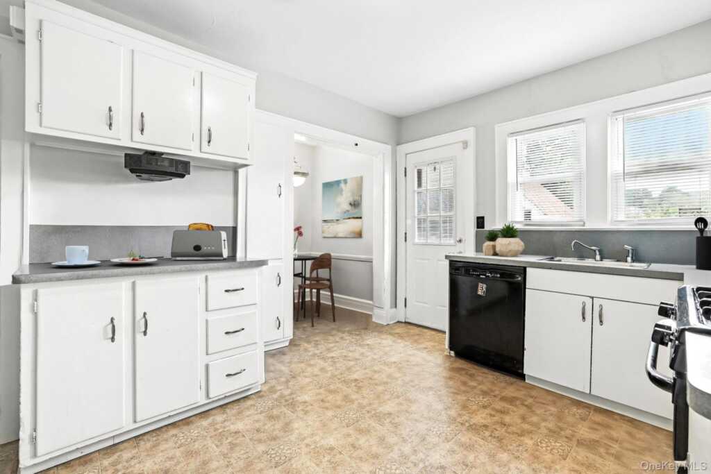 50 Cloverdale Avenue, White Plains, NY 10603 - Photo 8 of 30