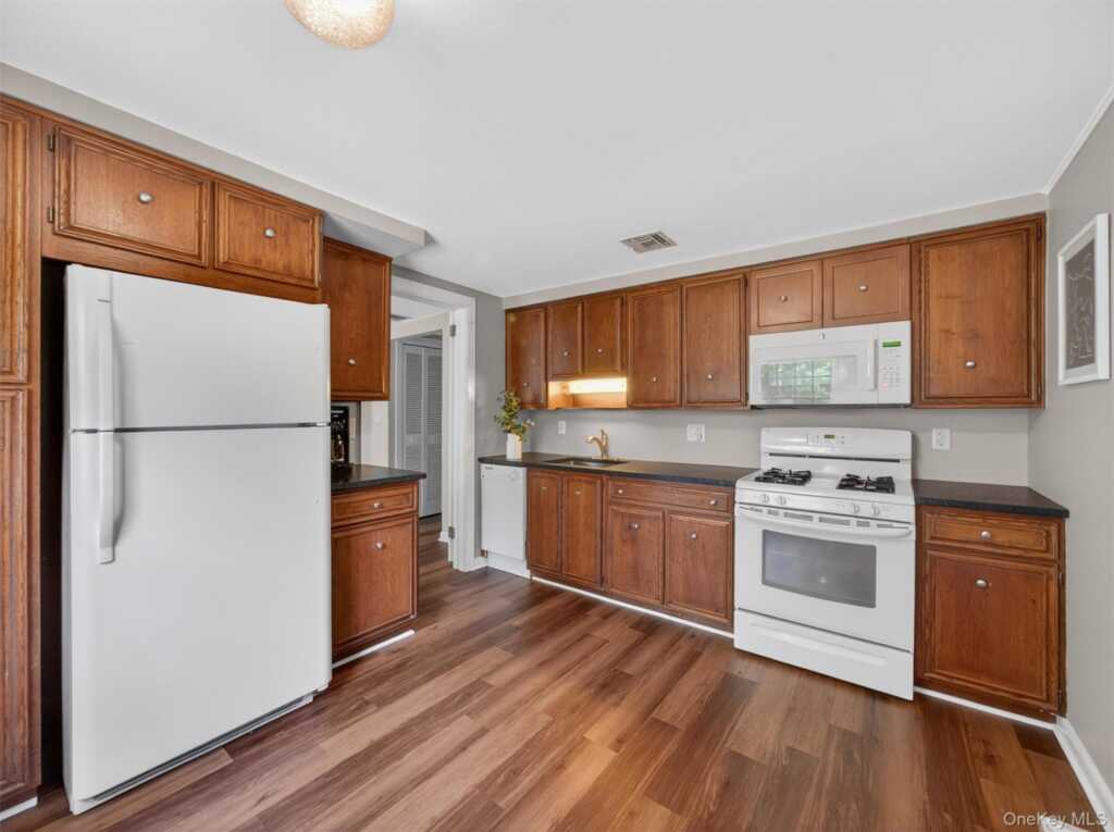 519 Haverstraw Road, Suffern, NY 10901 - Photo 32 of 48