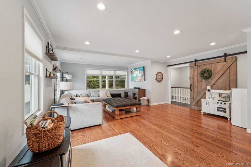 74 Lincoln Avenue, Pearl River, NY 10965 - Photo 10 of 50