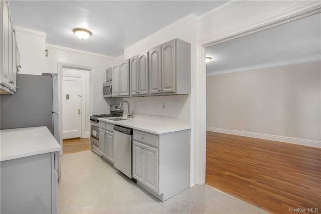234 Martine Avenue, Unit #4J, White Plains, NY 10601 - Photo 6 of 21