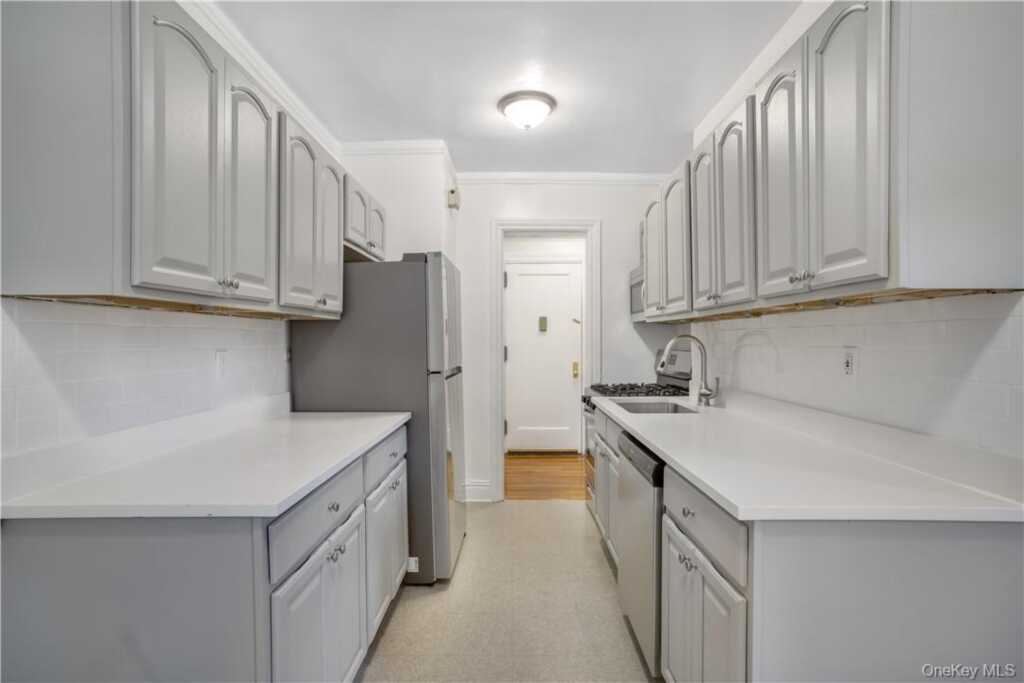 234 Martine Avenue, Unit #4J, White Plains, NY 10601 - Photo 8 of 21