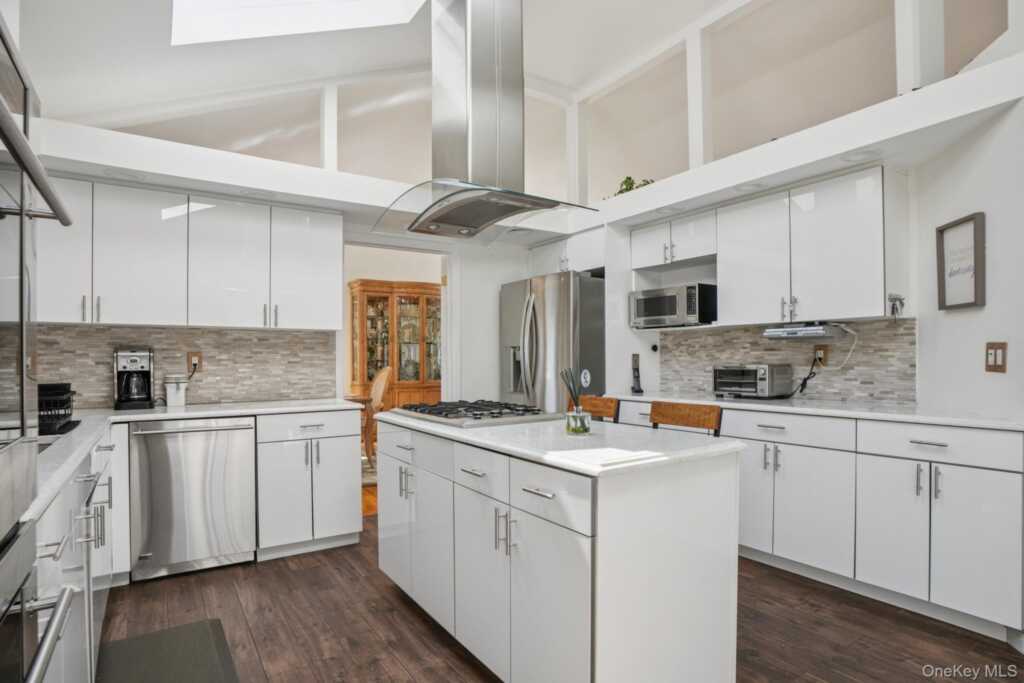 34 Kensington Oval, New Rochelle, NY 10805 - Photo 5 of 48