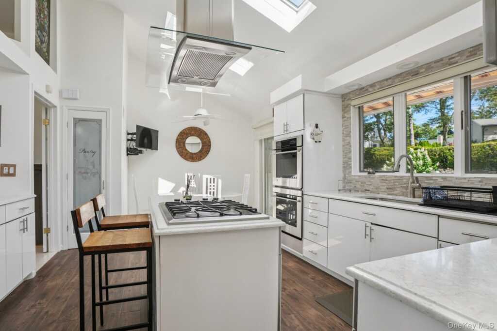 34 Kensington Oval, New Rochelle, NY 10805 - Photo 6 of 48