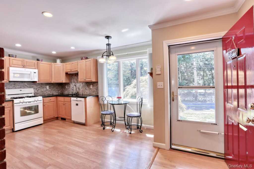 96 Collyer Avenue, New City, NY 10956 - Photo 4 of 38