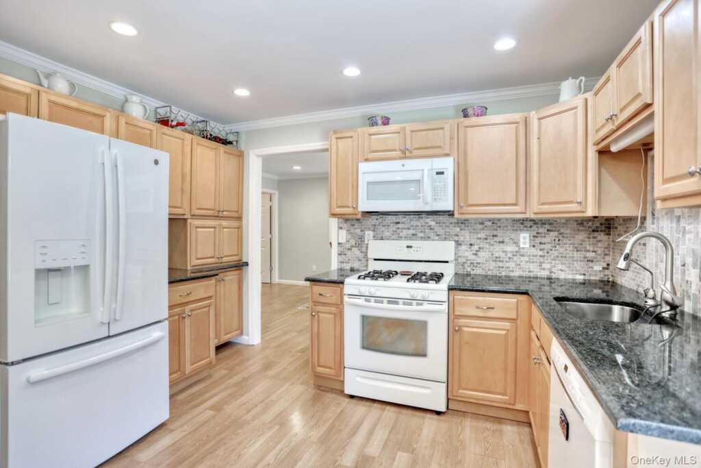 96 Collyer Avenue, New City, NY 10956 - Photo 7 of 38