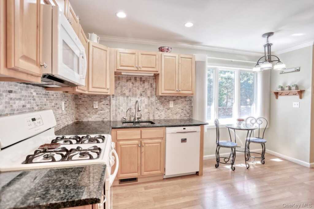 96 Collyer Avenue, New City, NY 10956 - Photo 9 of 38