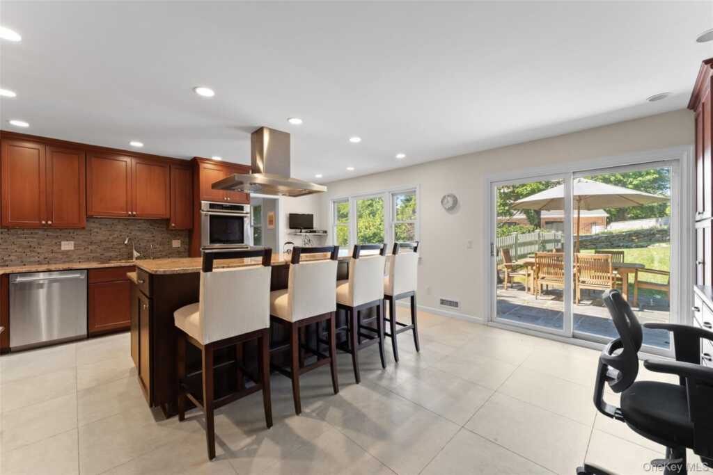 114 Oxford Road, New Rochelle, NY 10804 - Photo 10 of 29