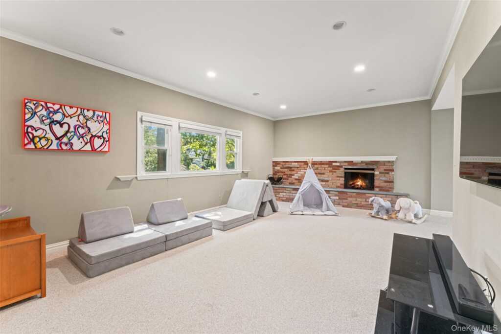114 Oxford Road, New Rochelle, NY 10804 - Photo 19 of 29