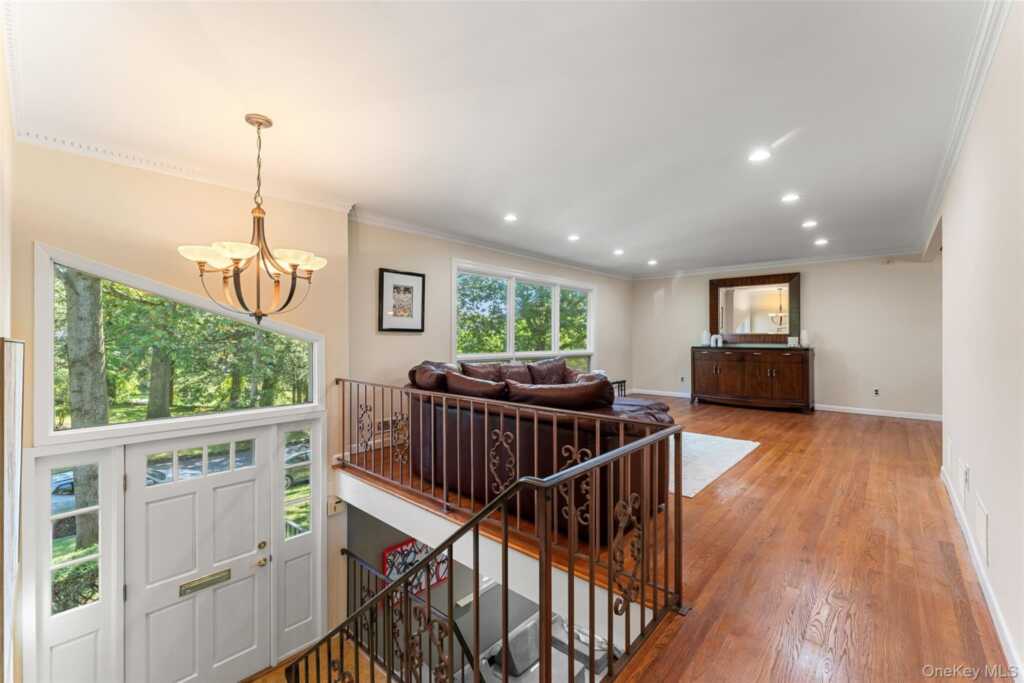 114 Oxford Road, New Rochelle, NY 10804 - Photo 3 of 29