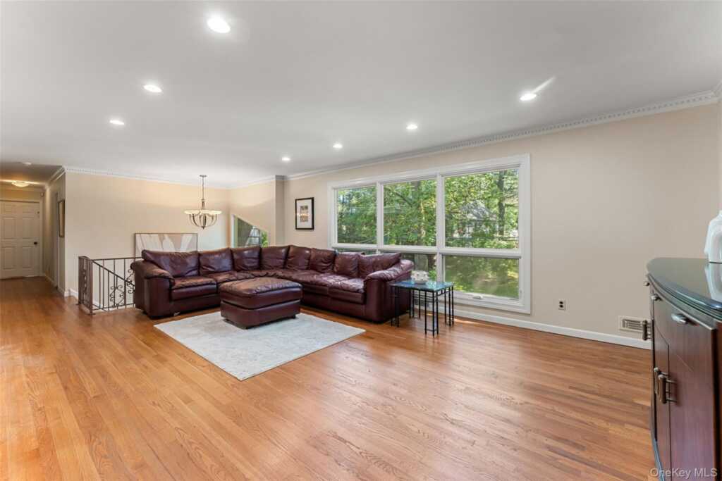 114 Oxford Road, New Rochelle, NY 10804 - Photo 4 of 29