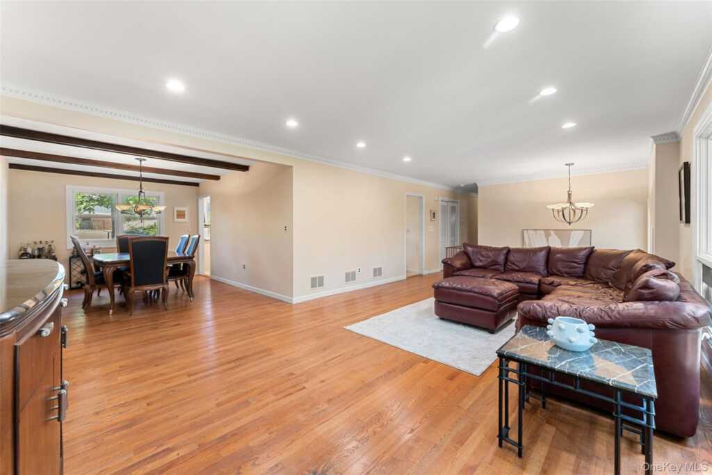 114 Oxford Road, New Rochelle, NY 10804 - Photo 5 of 29