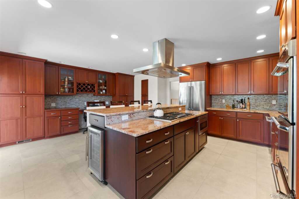 114 Oxford Road, New Rochelle, NY 10804 - Photo 7 of 29
