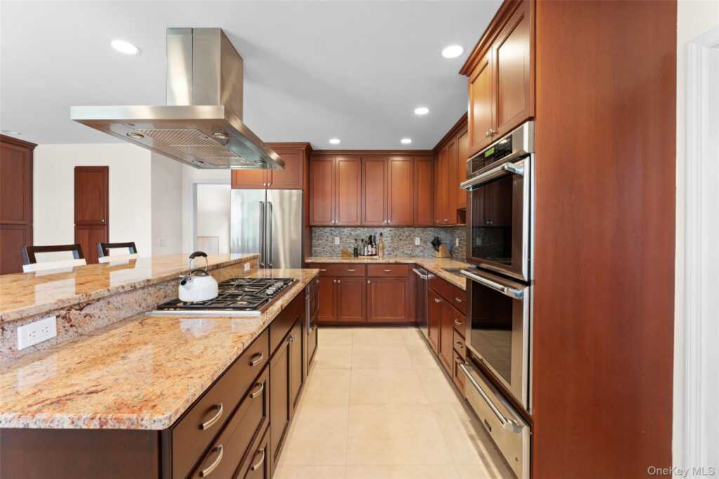 114 Oxford Road, New Rochelle, NY 10804 - Photo 8 of 29