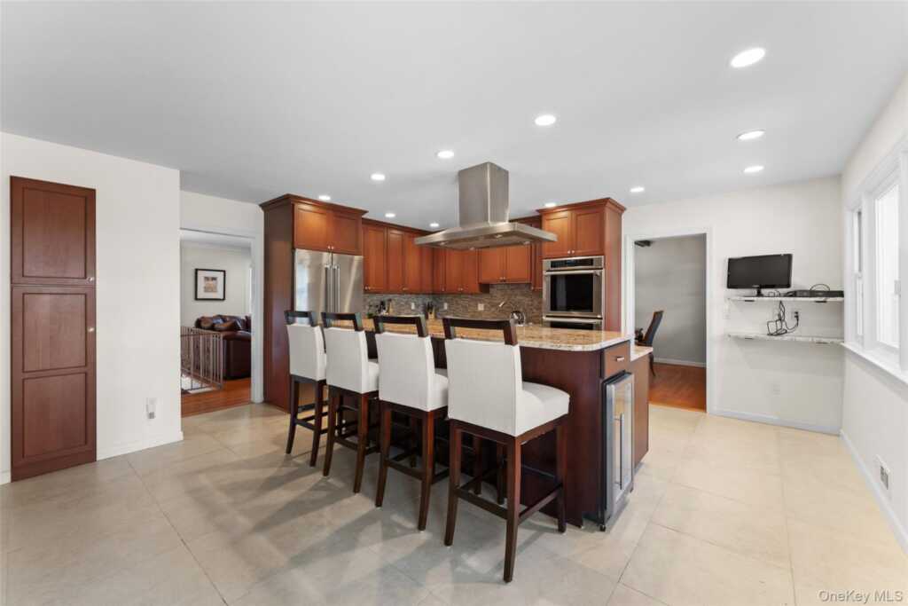 114 Oxford Road, New Rochelle, NY 10804 - Photo 9 of 29