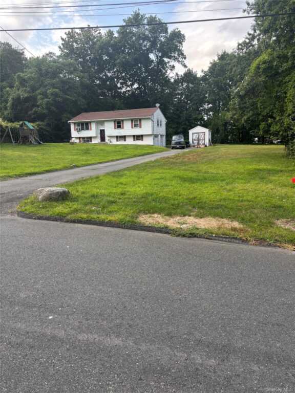 19 Birchwood Avenue, Nanuet, NY 10954 - Photo 2 of 16