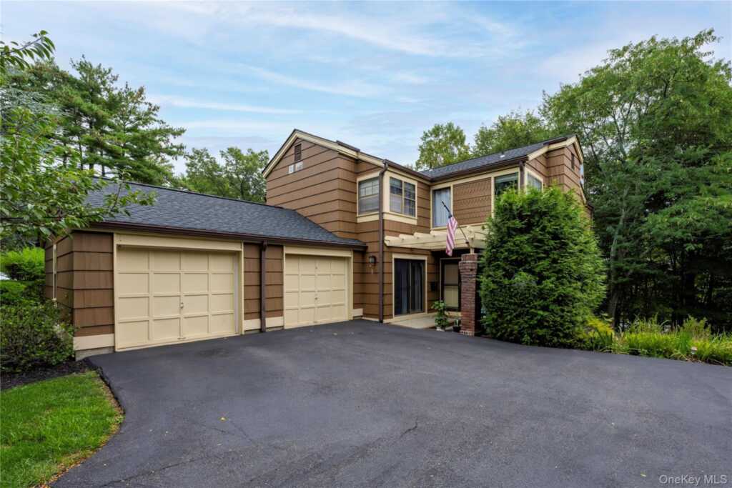 107 Treetop Circle, Nanuet, NY 10954