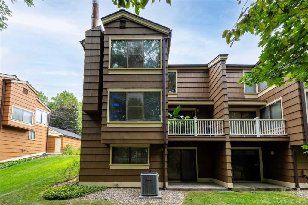 107 Treetop Circle, Nanuet, NY 10954 - Photo 3 of 48