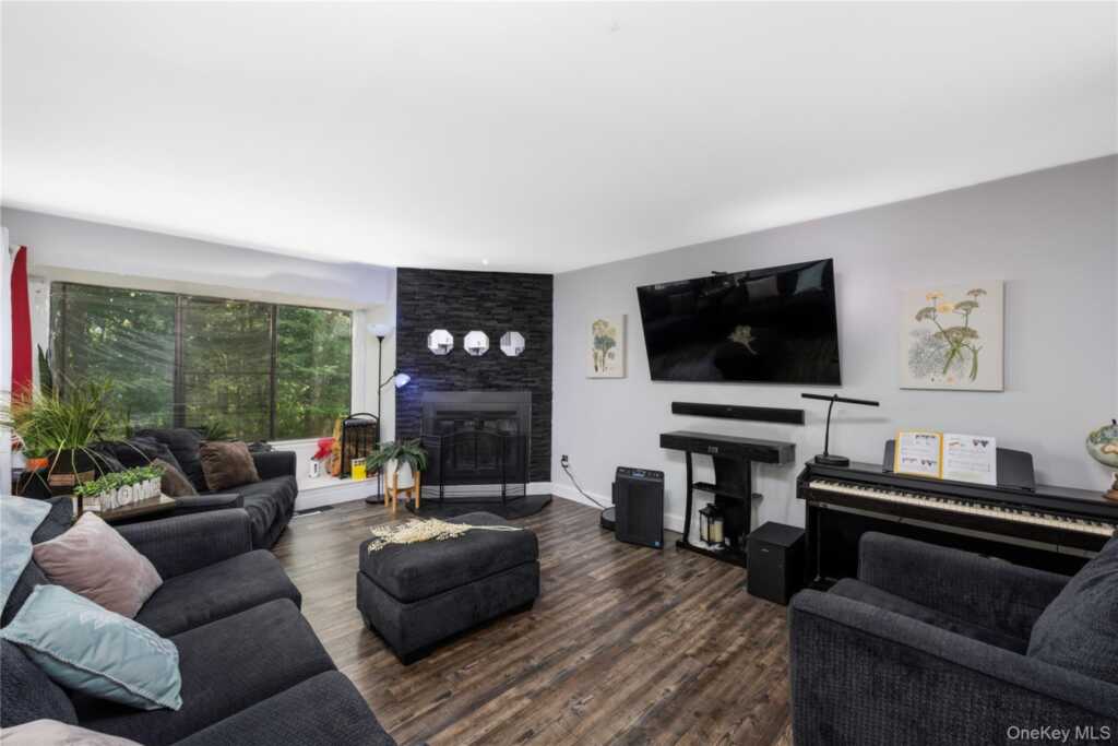 107 Treetop Circle, Nanuet, NY 10954 - Photo 8 of 48