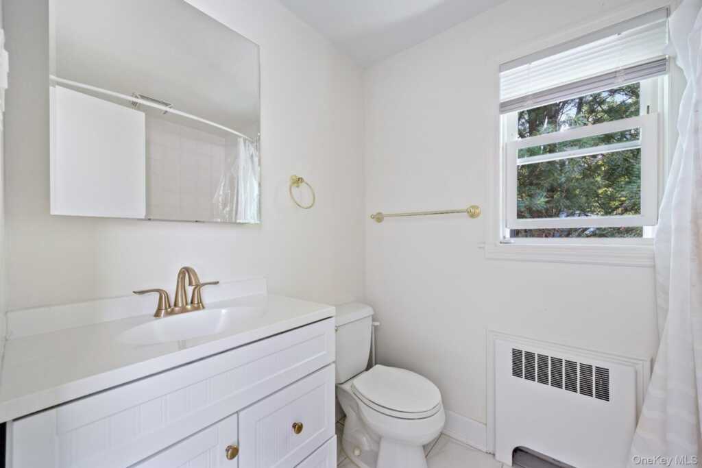 1 Blackthorn Lane, White Plains, NY 10606 - Photo 15 of 28