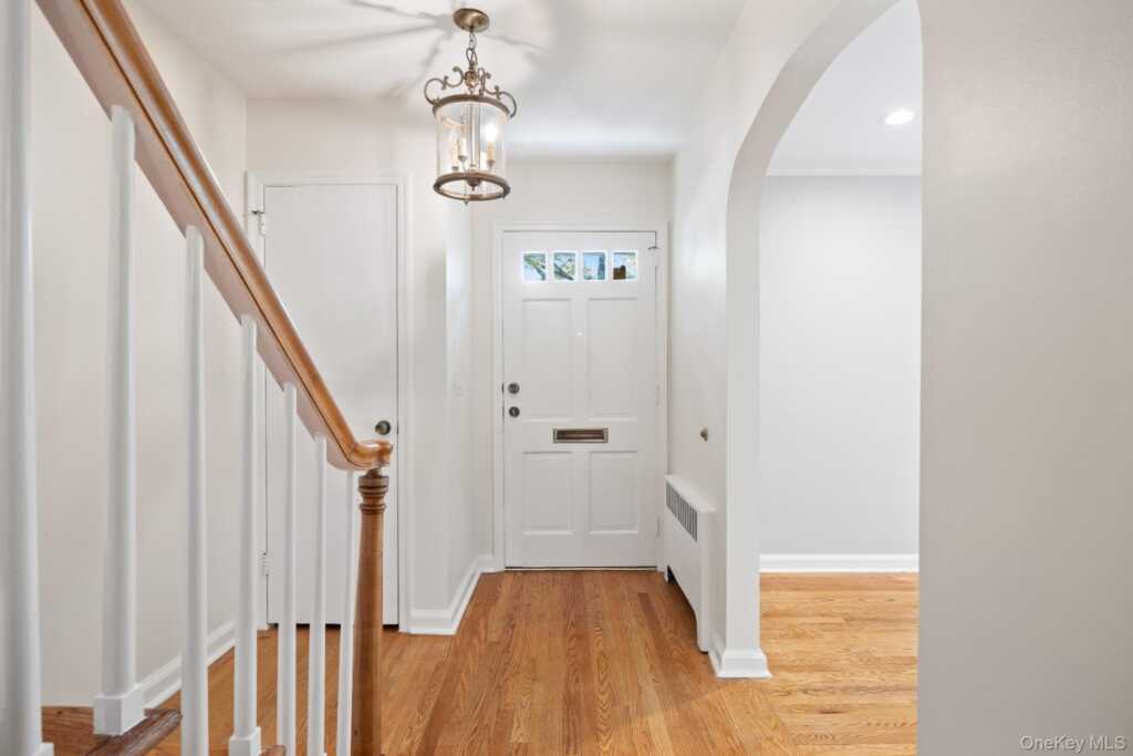 1 Blackthorn Lane, White Plains, NY 10606 - Photo 3 of 28