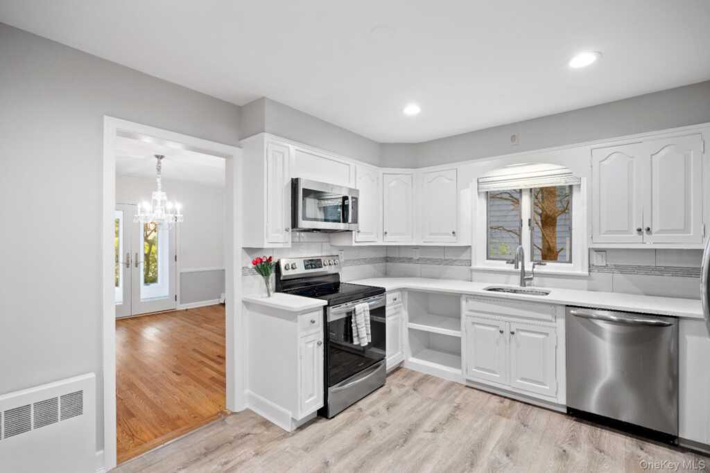 1 Blackthorn Lane, White Plains, NY 10606 - Photo 9 of 28
